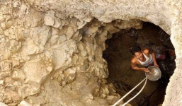 Người đàn ông một mình đào giếng 40 ngày để có nước cho vợ